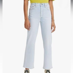 Levi’s Ribcage ankle straight light wash jean